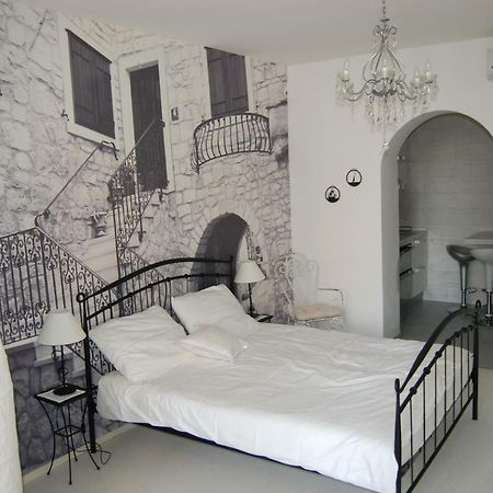 Studio Apartment For 2 Adults And 1 Child Makarska Bagian luar foto