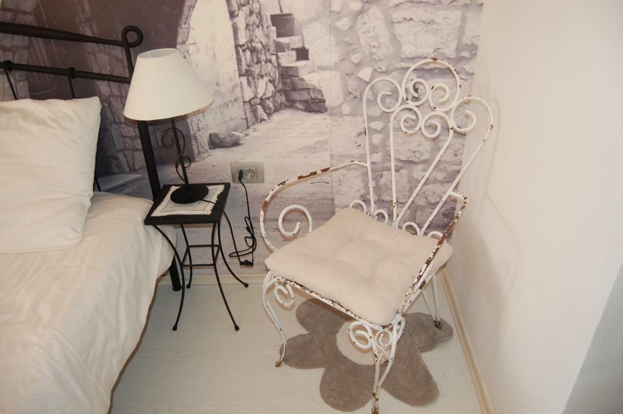 Studio Apartment For 2 Adults And 1 Child Makarska Bagian luar foto