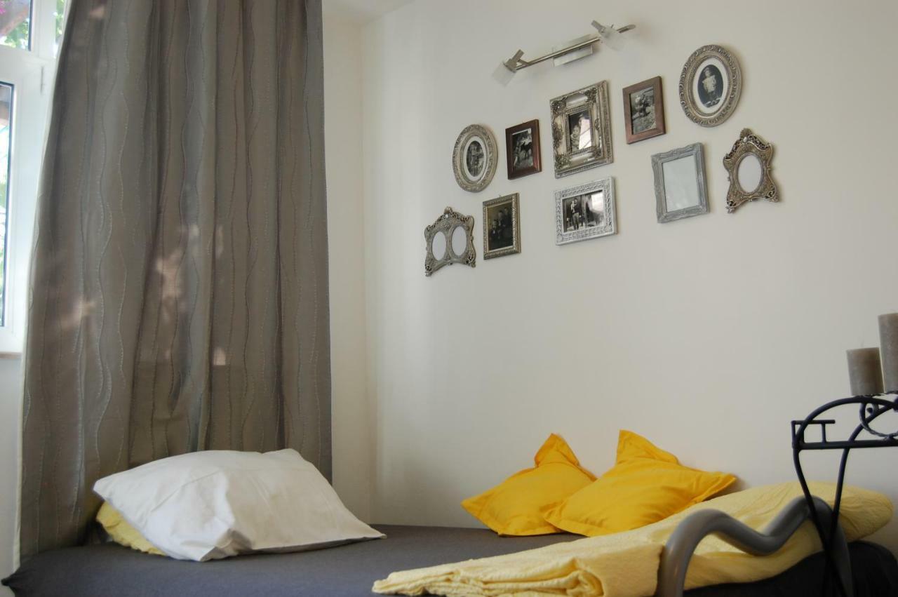 Studio Apartment For 2 Adults And 1 Child Makarska Bagian luar foto