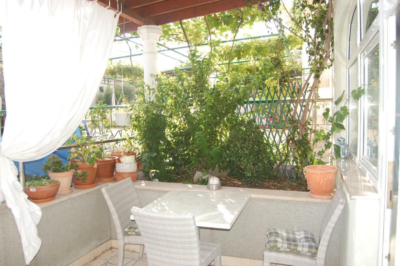 Studio Apartment For 2 Adults And 1 Child Makarska Bagian luar foto