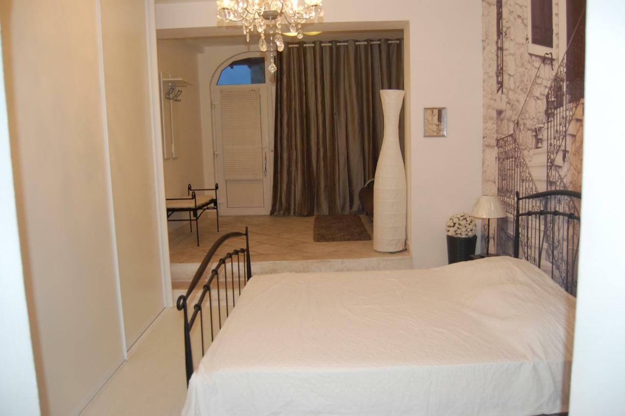 Studio Apartment For 2 Adults And 1 Child Makarska Bagian luar foto