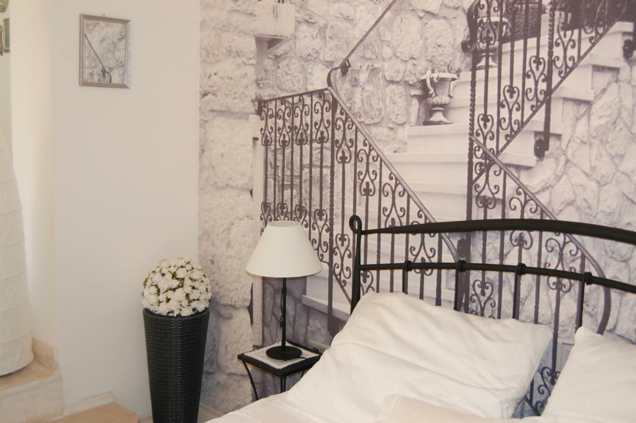 Studio Apartment For 2 Adults And 1 Child Makarska Bagian luar foto