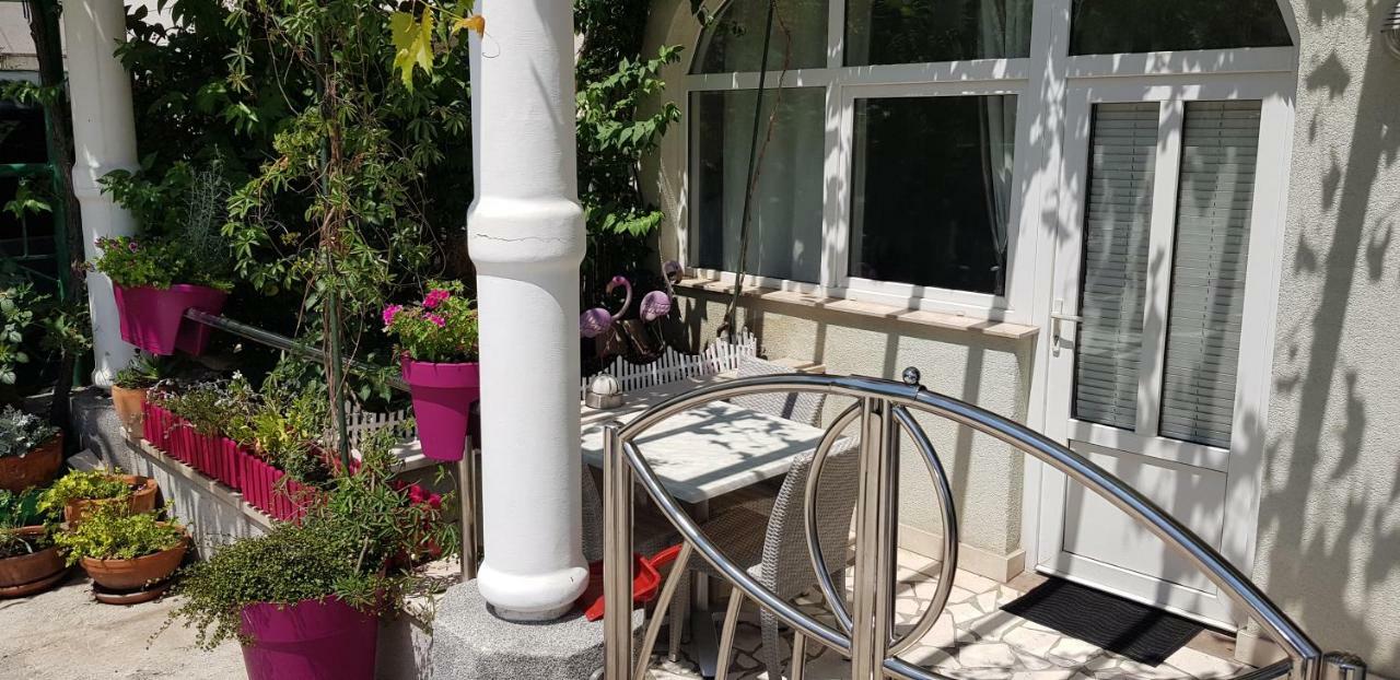 Studio Apartment For 2 Adults And 1 Child Makarska Bagian luar foto